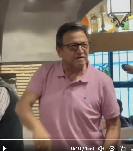 jorgegogdl's tweet photo. Erandi López Herrería, hija de Arturo López Obrador (al que abuchearon hoy en Coatepec) y sobrina de AMLO trabaja en el Colegio de Veracruz (COLVER) donde cobra 145 mil pesos mensuales brutos como directora. Es gente de @rocionahle 

#FamilisdelBienestar https://t.co/XYK0kMZsqq