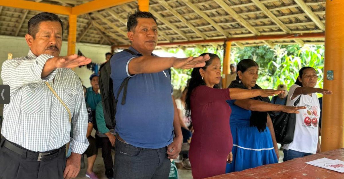 SomosMxVeracruz's tweet photo. ¡El norte de #Veracruz levanta la mano por #SOMOS! 🚀 Cerramos una gran gira con nuestro dirigente Julián González tomando protesta a los comités de #BenitoJuárez, #Chicontepec y #Chalma. Seguimos construyendo una opción ciudadana.
¡Enhorabuena! 🇲🇽✨
#SOMOSVeracruz #SOMOSFuerza https://t.co/sGisI2UNQX
