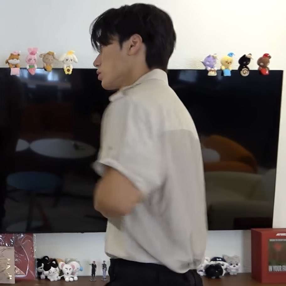 mingl_i's tweet photo. 9트쫑보다가 발견한거
규욱님 사무실에 애니티즈랑 ��니멀 다 있음ㅋㅋㅋ https://t.co/ngfsXUlSon