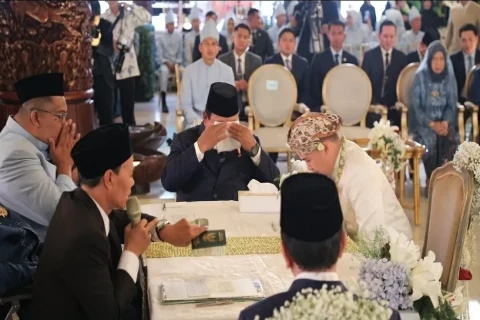 LambeSahamjja's tweet photo. Dia nangis ketika:
Anies bilang 11 dari 100 ✅
Sesprinya menikah ✅

Dia tidak menangis ketika:
Rakyat Meninggal krn bencana❌
Rumah hancur krn bencana❌
Hutan ludes terbakar❌
Hewan langka mati krn hutan terbakar❌
Dollar naik❌
IHSG anjlok❌
PHK dan pengangguran meningkat❌
Siswa2 keracunan MBG❌
Rakyat kabur ke LN❌