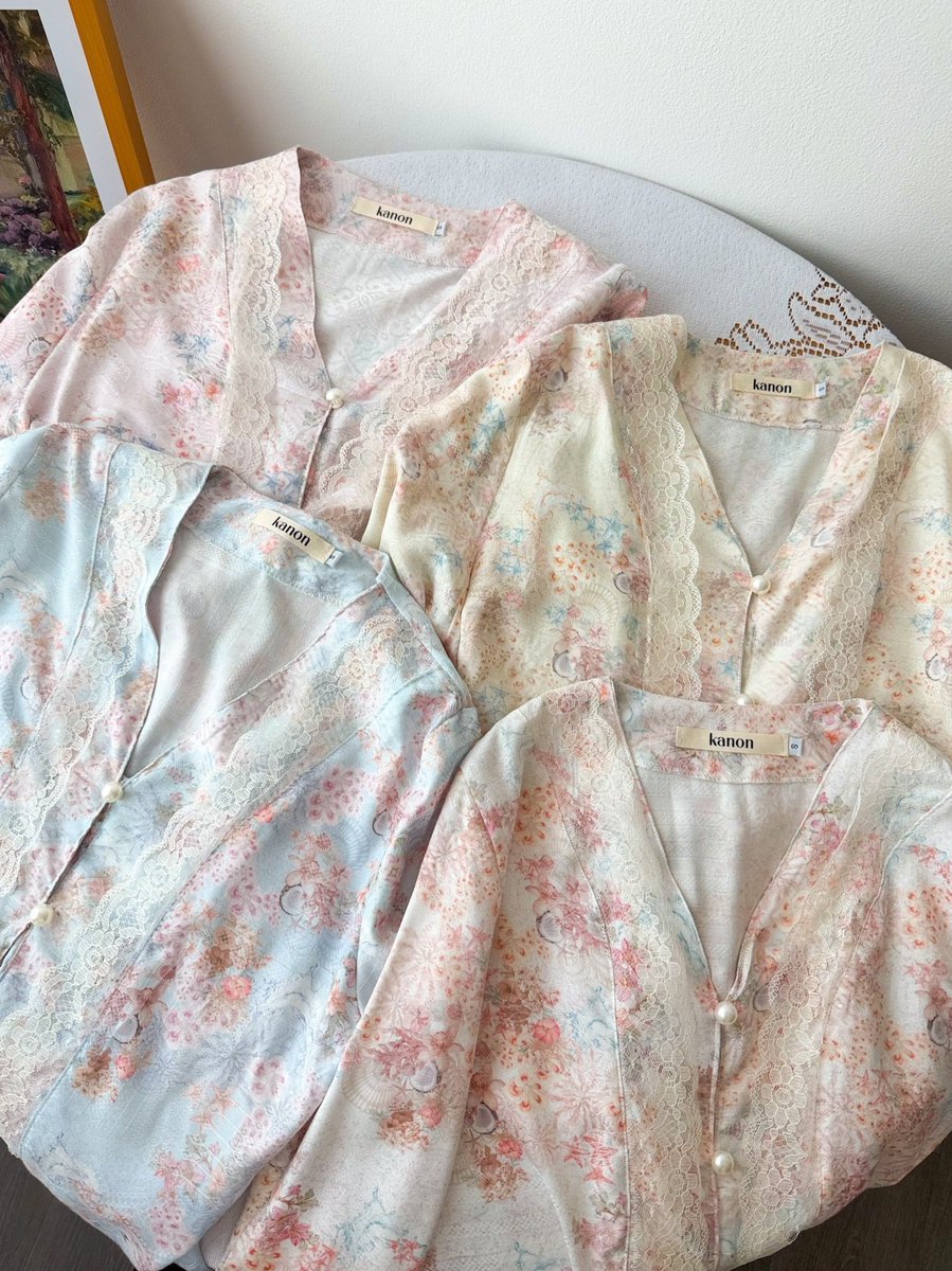 fleumour_'s tweet photo. PLISSS KEPOIN kebaya dari brand ini juga! cantik-cantik banget, dan modelnya masih wearable buat daily 🫶🏻💗✨ https://t.co/88oW9hTDl6