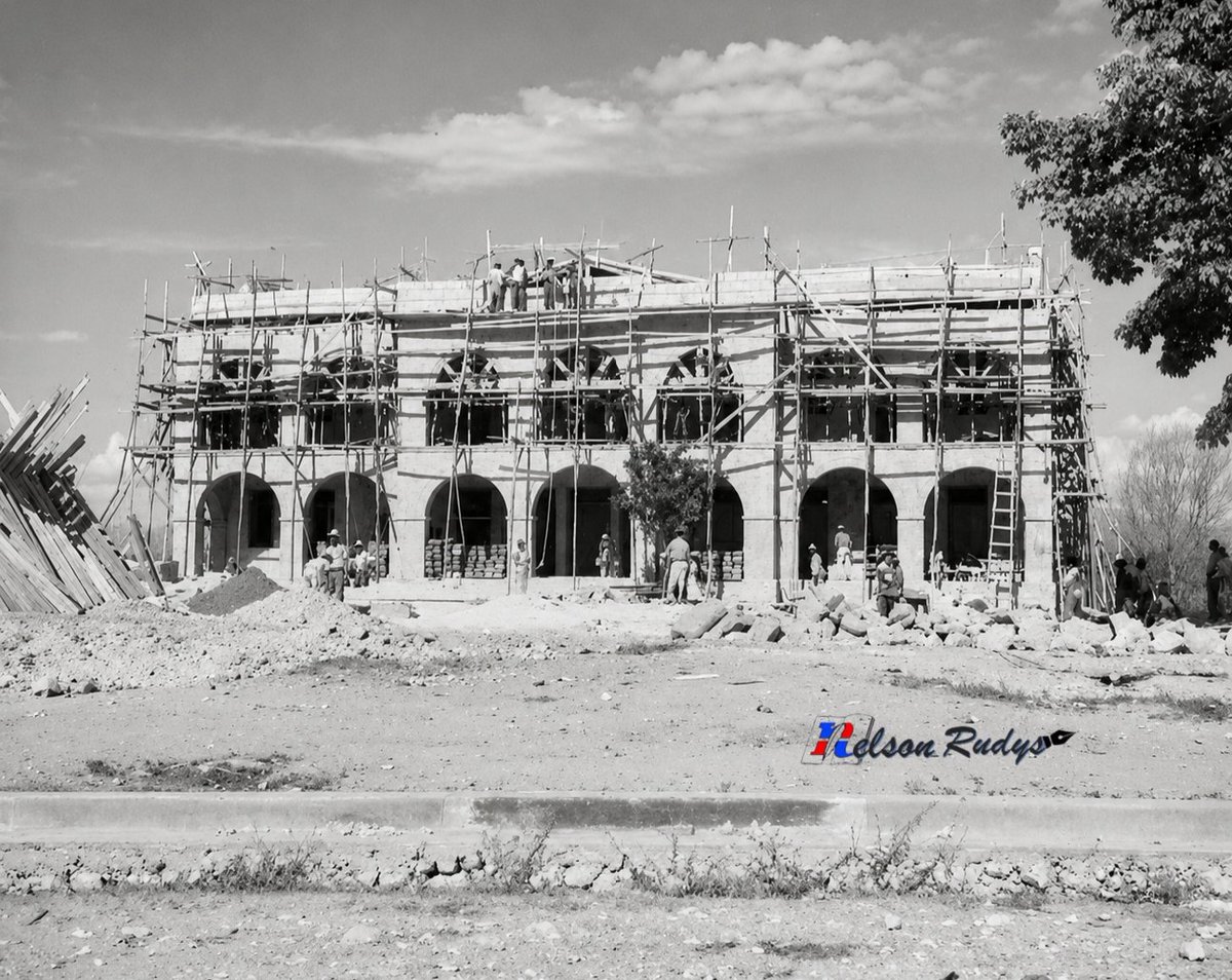 Aprendocon_NR's tweet photo. En 1945, el presidente #Trujillo mandó a edificar en #ElíasPiña una casa presidencial para q sirviera como su morada y lugar de pernocte durante sus frecuentes visitas de supervisión e inspección a esta provincia #fronteriza La edificación histórica fue conocida como "La Mansión" https://t.co/GUFM9B0oim