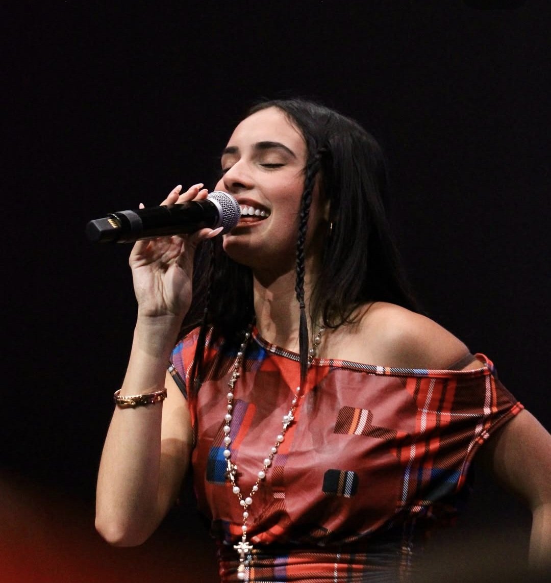 kylieswaffless's tweet photo. She just want to sing omg protect her from this world https://t.co/SFn7tFX4mB