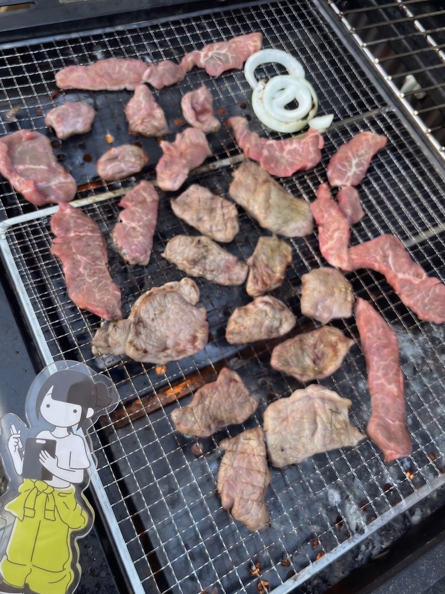 synconnect_2008's tweet photo. おはようございます。
つなぐです。

週末にBBQをしてきました。 

 網の上に並ぶお肉（と申し訳程度の玉ねぎ）、眺めてるだけ��幸せになれる光景でした。お肉は裏切らない。  

しっかりお肉チャージできたので、今週もがんばるぞー（棒） 

 #シンコネクト #企業公式がつぶやく #休日ログ https://t.co/kX7fczpEbi