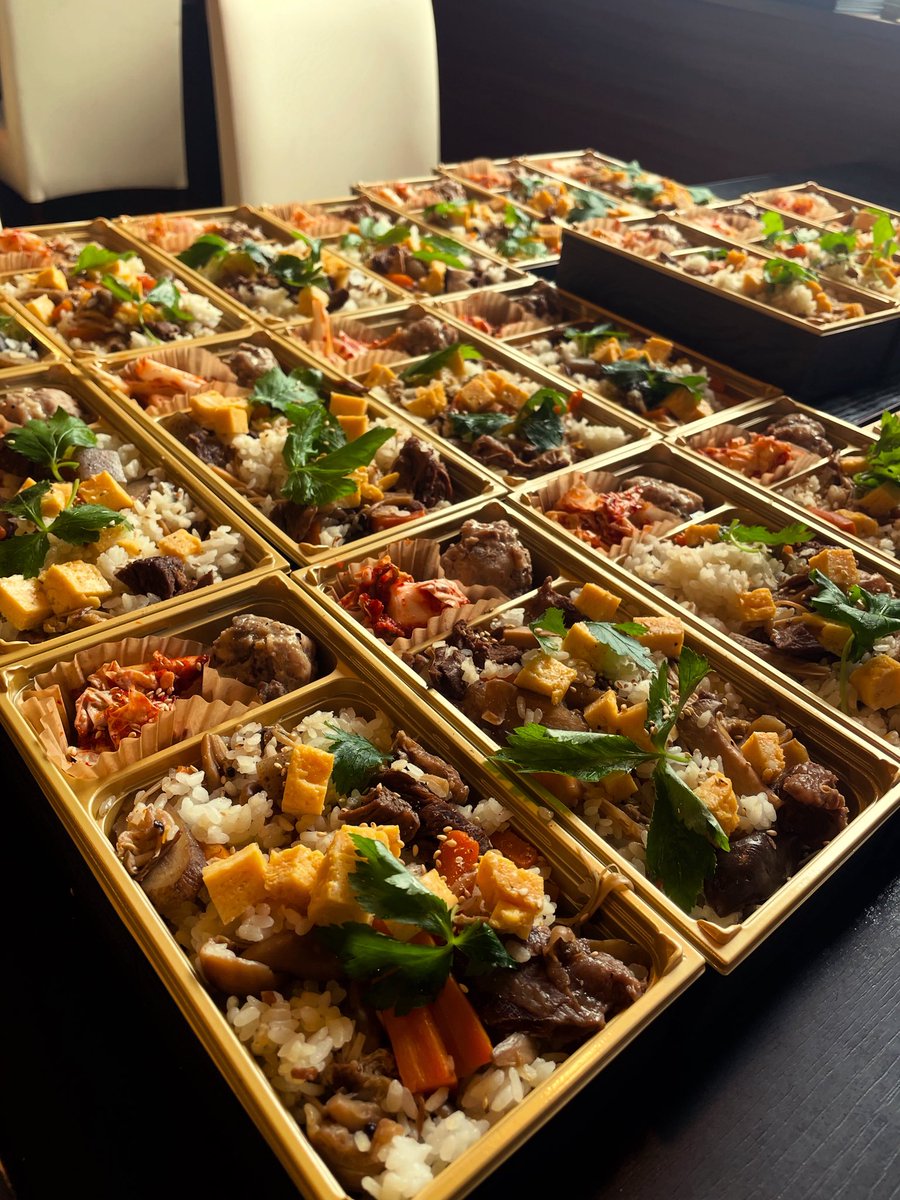 yakinikutsubaki's tweet photo. 今日は館林まで🚗³₃

牛肉と11種類の具だくさん炊き合わせ弁当🍱

木曜日の予約まで頂きました🙇‍♀️

さて帰ってタン祭りの準備急がねば😆

 #1キロおかず
#椿苑
#焼肉椿苑
#焼肉
#太田焼肉 https://t.co/kODdl5VirA