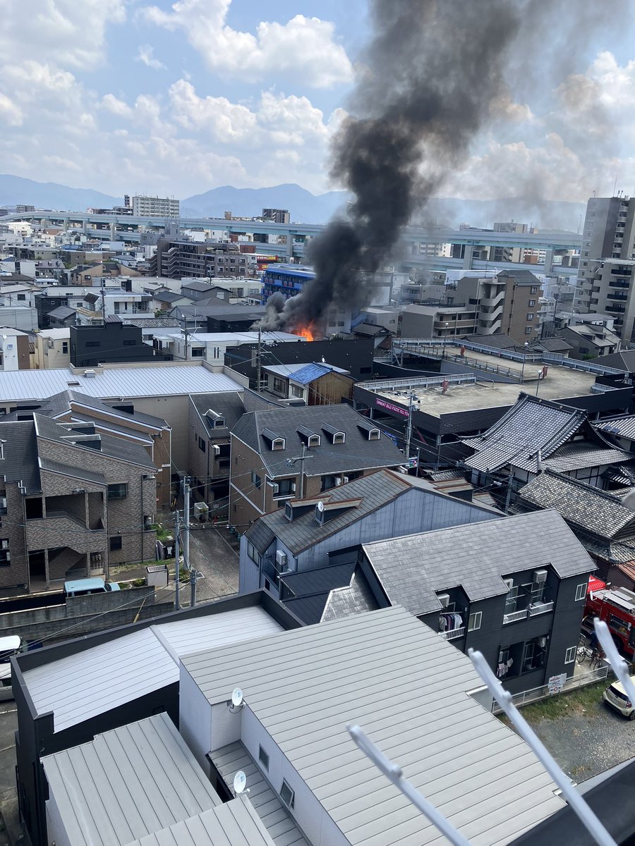 Gt8VUlzRG7buafO's tweet photo. 【火事情報】福岡県福岡市博多区堅粕４丁目付近 建物から炎と黒煙あがる火災8月31日 #福岡 #博多 #堅粕 #火災 : ニュース速報あれこれ総合 https://t.co/Cw2GadMAAV #NHK #福岡市 火事消防車サイレン場所出動月曜日 https://t.co/wASXUgOYym