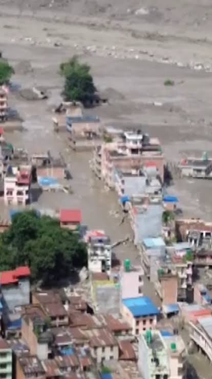 nakultarun's tweet photo. मेरे हिसाब से नेपाल बाढ़ में कम से कम 8000 लोग मरे हैं। #NepalTibetFloods

नेपाल सरकार 788 मौतें बता रही है। जब तक किसी की लाश नहीं मिल जाती, सरकार उसे मरा नहीं मानती।

आप ही सोचिए उस बाढ़ के बाद कितनी लाशें मिलेंगी? 

900 मजदूर तो हाइड्रो टनल से गायब हैं। गायब मतलब समझ रहे हैं?

आपदाओं की मारक क्षमता बढ़ती जा रही है। हम कहाँ रहते हैं, कहाँ काम करते हैं, वहाँ क्या-क्या आपदा आ सकती है, इस पर खुद विचार करें।तैयारी करते रहें । 

क्योंकि जब आपदा आएगी उस वक्त केवल आप और आपके लोग वहाँ होंगे। बाकी सब बाद में आएंगे।