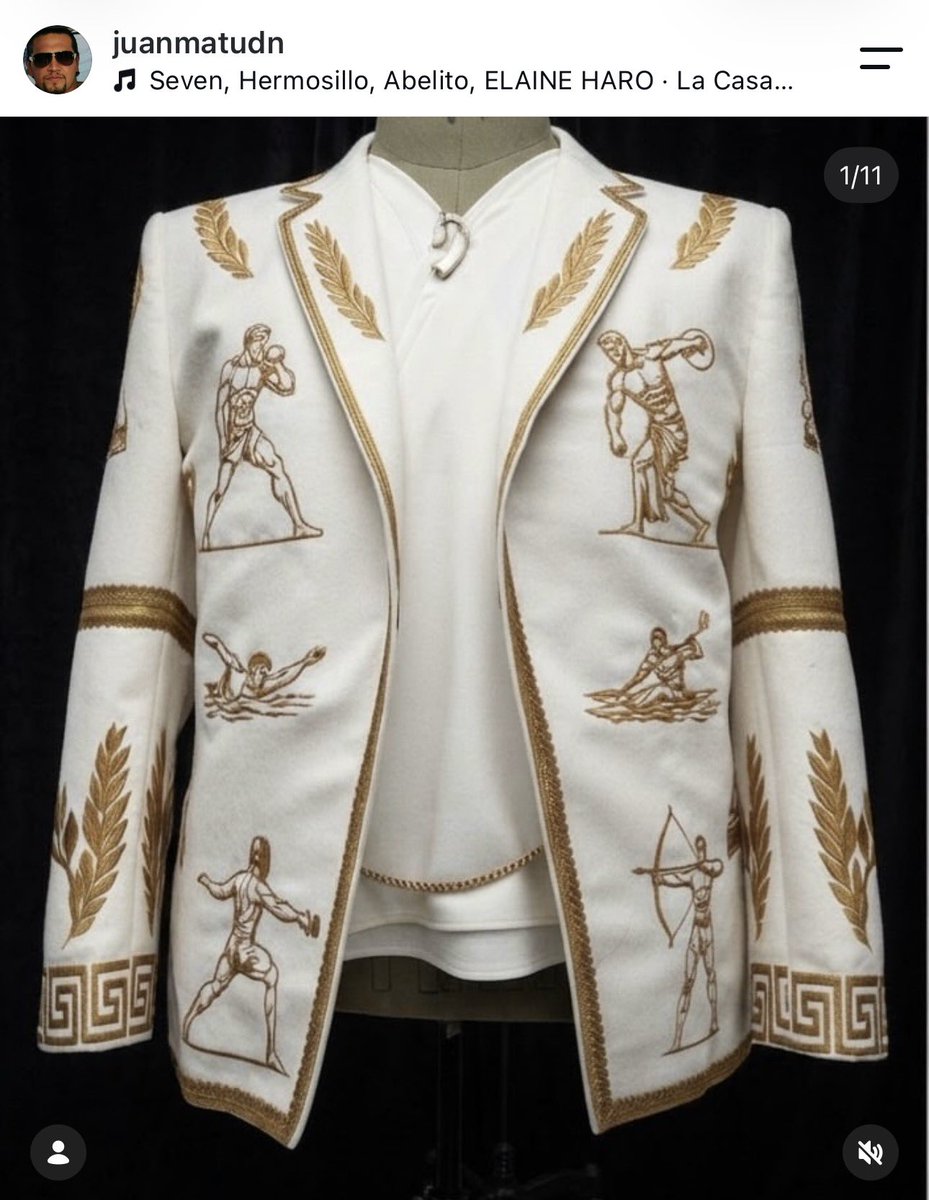 xRomanticide's tweet photo. Qué hermoso está el traje de Memo, sobre la historia de los Juegos Olímpicos, 👌💕 chulada de trabajo de JuanMa de TUDN, se nota que ama su trabajo. 

 #LaCasaDeLosFamososMéxico
#LaCasaDeLosFamososMx https://t.co/0w8OPwvPSf