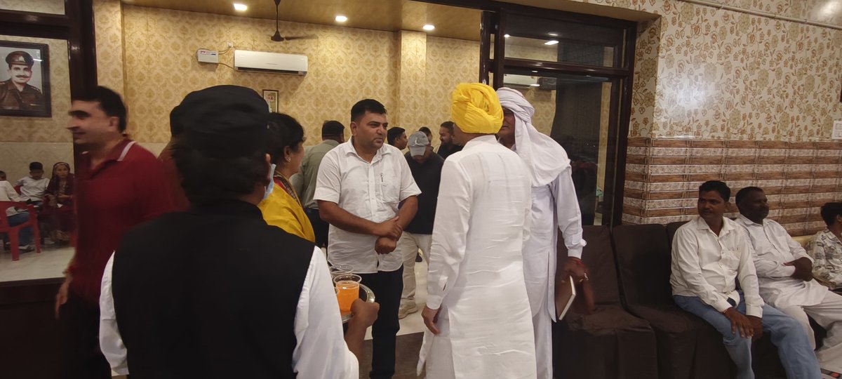 rajendersorkhi's tweet photo. 💐👶 हांसी के वरिष्ठ पत्रकार एवं भाई मुकेश माही जी के परिवार में लक्ष्मी रूपी पुत्री के आगमन के उपलक्ष्य में आयोजित शुभ कार्यक्रम में परिवार सहित शामिल होकर नवजात बिटिया को आशीर्वाद एवं पूरे परिवार को हार्दिक शुभकामनाएं प्रेषित की। 

ईश्वर से प्रार्थना है कि प्यारी बिटिया को सदैव स्वस्थ, सुखी एवं समृद्ध जीवन प्रदान करें तथा अपनी विशेष कृपा और आशीर्वाद समस्त परिवार पर बनाए रखें।