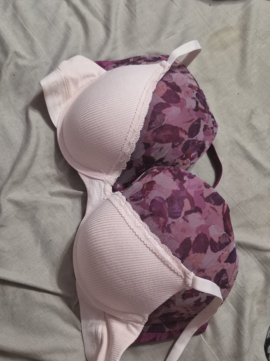 Em_ma2672's tweet photo. The way I genuinely used to  think that losing weight wouldn't make my boobs vanish LMFAOO https://t.co/j2C5ts4a5F