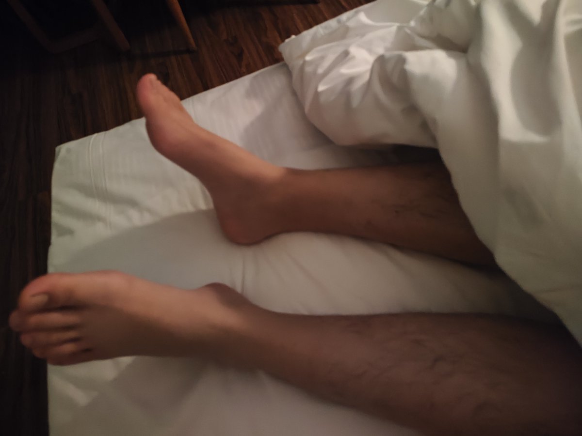 sleep18069's tweet photo. 一个来深圳出差的小帅哥，虽然🦶才40左右，但是真的很嫩，他说自己晚上睡的很熟，可以随便玩他都行，等到他睡着之后，马上玩起了他那白白嫩嫩的🦶，差不多快玩了一晚上，差点把自己累晕了 https://t.co/xiYDqnrG8E