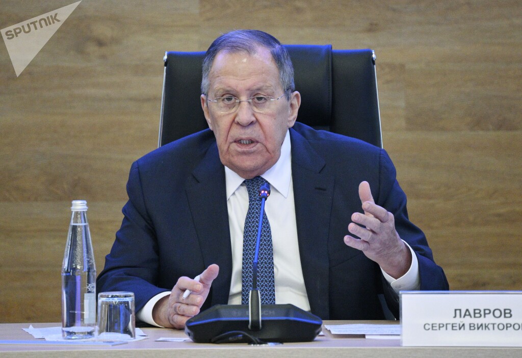 SputnikMundo's tweet photo. 🌎🪖🇷🇺 La OTAN quiere convertir el Ártico en un frente de confrontación contra Rusia, afirma Lavrov

✍️ "La OTAN y otros países occidentales no ocultan sus verdaderos motivos y declaran abiertamente su intención de convertir el Ártico en un nuevo frente para oponerse al desarrollo de Rusia y de sus socios afines", escribió en un artículo el ministro de Asuntos Exteriores de Rusia, Serguéi Lavrov.

🔶 Lavrov señaló el gran interés de países extranjeros en una cooperación provechosa, y afirmó que Rusia está abierta a asociarse con todas las naciones "con mentalidad constructiva".

🔶 El objetivo de Rusia es preservar la paz y la estabilidad, reducir las amenazas y crear condiciones favorables para el desarrollo socioeconómico, ahondó.

🔶 Dijo además que los intentos de Occidente de abordar cuestiones del Ártico sin contar con Rusia están "desacreditando y marginando al Consejo del Ártico".

Gracias a sus vastos recursos, logística, tecnología y socios fiables, el país euroasiático confía en poder llevar adelante sus planes para el Ártico con o sin la participación de Occidente, remató.