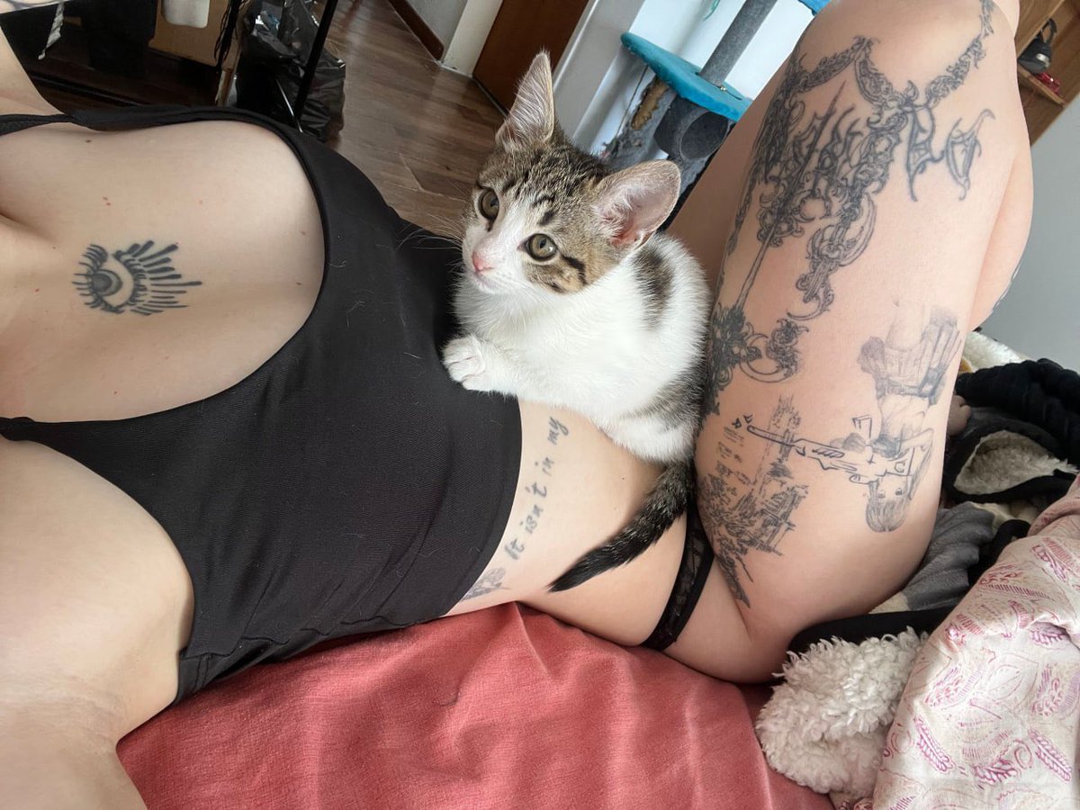 jaylabellie's tweet photo. she’s a 10 but she pins you with her thighs https://t.co/tVC63U6TJu