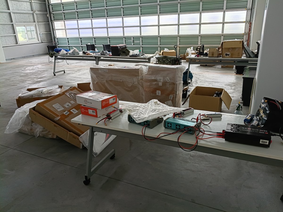 SmartControlUEC's tweet photo. 8/19から北海道大樹町で飛行実験を行っています．
今年は北海道らしい涼しい夏です．

#春から電通大 
#uec26 
#uec24 
#電気通信大学 
#大樹町 
#北海道スペースポート https://t.co/k9aFsY4vwJ