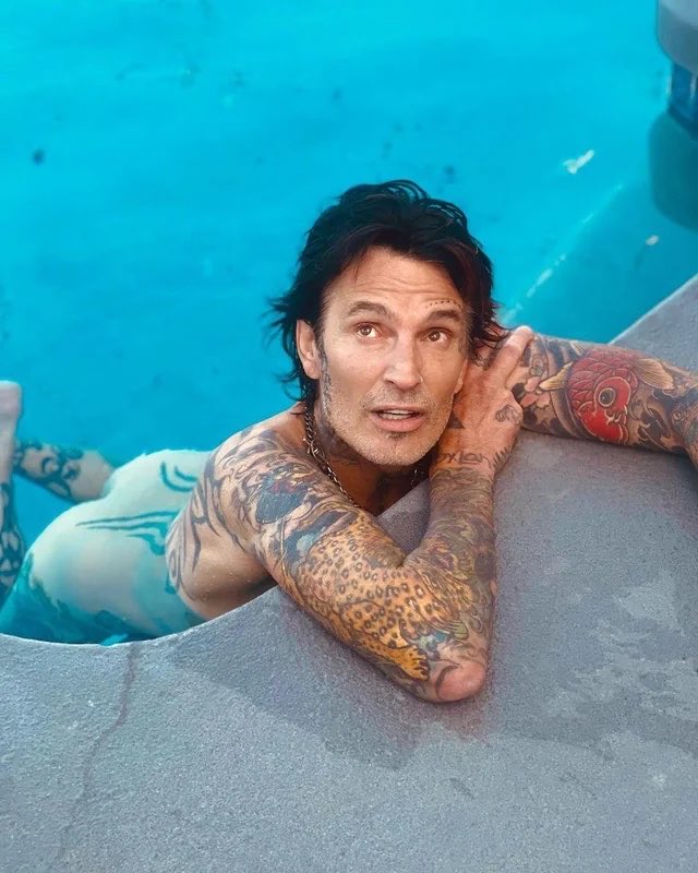 VintageBeefcak3's tweet photo. Tommy Lee https://t.co/FaQDerglJ9