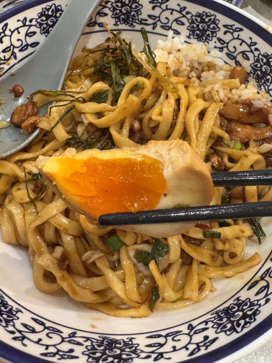 eiguelDunn's tweet photo. 오늘은 친구와 함께 전통 대만 음식점에 와서 루러우판과 루러우 간면을 맛보고 있어요! 정말 맛있네요!😋 https://t.co/yQb03omTm8