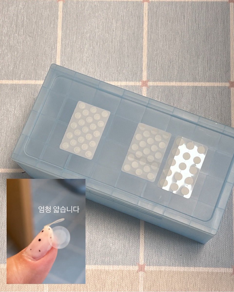 sujiagassi's tweet photo. #광고 #RT이벤트 스팟 패치로 유명한 주황색 메디패치 기억하시나요?
 
SNS에서 꼭 사야 하는 패치로 유명했던 [동국제약 마데카 메디패치]인데요
알고 보니 피부 상태에 따라 2가지로 나눠서 사용하면 되더라고요.
 
*짜기 전 → 마데카 메디패치 아크큐
올라오기 시작한 스팟에 붙이는 패치!
TECA 성분이 함유되어 있어서 피부 고민 부위에 진정 케어용으로 좋고 여드름성 피부 적합 테스트도 완료해서 예민한 피부도 사용가능 해요
 
*고민되는 상처 → 마데카 메디패치 스팟패치
상처가 된 부위 밀착 보호! 긴급 진정에 사용할 수 있는 패치
TECA가 함유되어 있어 상처 부위를 보호, 진정해주고
10mm / 12mm 두 가지 사이즈라 부위에 맞춰 골라 붙일 수 있어요. 중요한 건 이 위에 화장해도 티가 거의 안 나요
 
맨날 주황색만 쟁였는데 이제 아크큐까지 같이 쟁여둡니다.
피부 상태에 따라 둘 중 하나 골라 붙이는 게 제 루틴이 됐어요
 
🎁수지아갓쉬 팔로우와 RT해주신 분들 중 5분 추첨하여
스팟패치 + 아크큐를 선물로 드립니다
 
🔗 https://t.co/9jtOKp8Lsy