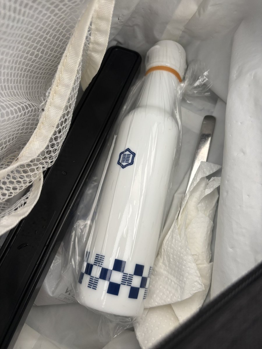 0Convrc1163's tweet photo. 拝啓母上、弁当にサラダ入れてくれるのは有難いのですが、ドレッシングは瓶ごとだし塩コショウは職質されそうな見た目なのは如何なものかとかと思います。 https://t.co/NzescJSMTI