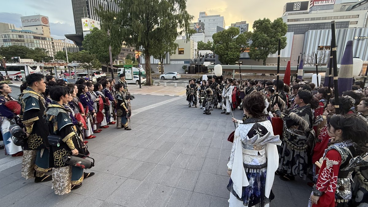byakkamusou's tweet photo. 百華夢想のど真ん中祭り終了！！
結果受賞にはなりませんでしたが、初披露から一ヶ月、今作『言の葉』を成長、進化させて、応援いただく皆さんや関わる踊り子に日本の伝統を活かした表現を伝えていきます。

今回は『佐渡おけさ笠』を特注し、使用しました。佐渡文化財団の皆様、職人さんに感謝。 https://t.co/KECBAuZphh