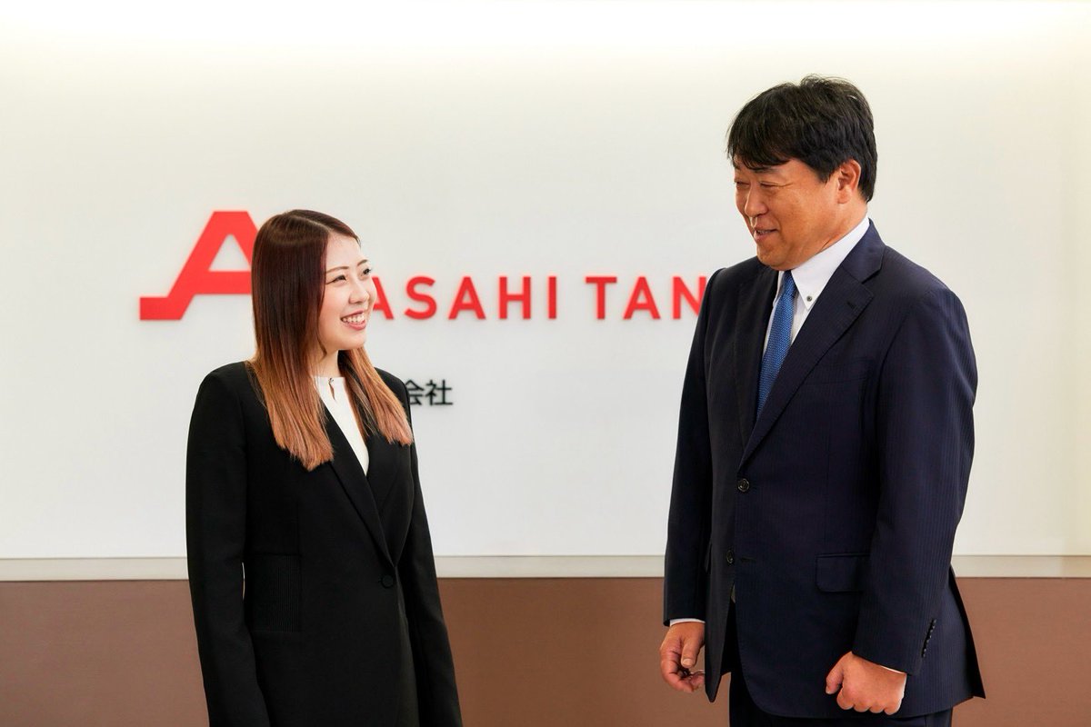 rika_kihira's tweet photo. このたび、国内外の石油製品輸送を手がける海運会社・旭タンカー株式会社様に、新たにスポンサーとしてご支援いただくことになりました。
アイスダンスという大きな挑戦をしている中で、このような心強いサポートをいただけたことを心から感謝しております。
ホームページで、
「この航路は、未来へつづく。」
という言葉を見たときに、とても励まされました。
これまでの経験を大切にしながら、決めた道を信じて、一歩ずつ前へ進んでいきたいと思っています。
応援よろしくお願いいたします。
※3・4・5枚目は、
旭タンカー株式会社 春山茂一社長と。