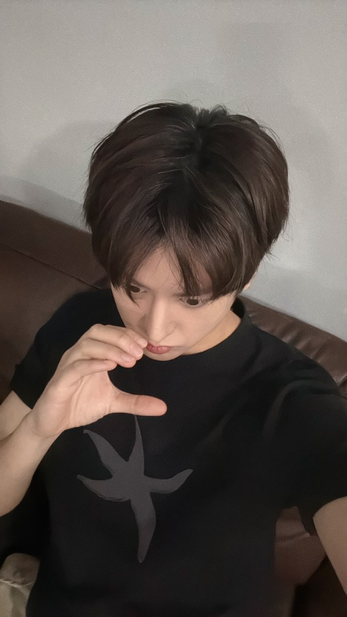 just_an_iKONIC's tweet photo. Chanwoo

“I’ll post some photos on Instagram tomorrow hehe.” https://t.co/R1Bkuz79Od