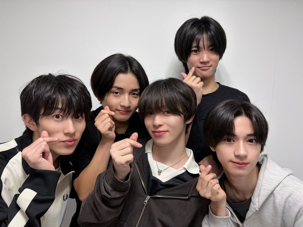 iiondo_official's tweet photo. /／
 📣リリースイベント特典会情報
\＼

本日の撮影ポーズをお知らせします！

📍羽田エアポートガーデン

📸グループ撮影会・グループ&amp;グループ撮影会
指ハート

📸2ショット撮影会
A iiONDOポーズ☝️
B おもちポーズ
C パイロット🧑‍✈️

#iiONDO
#はつ恋ONDOの夏が来た
#EBiDAN https://t.co/30I18JTUoK