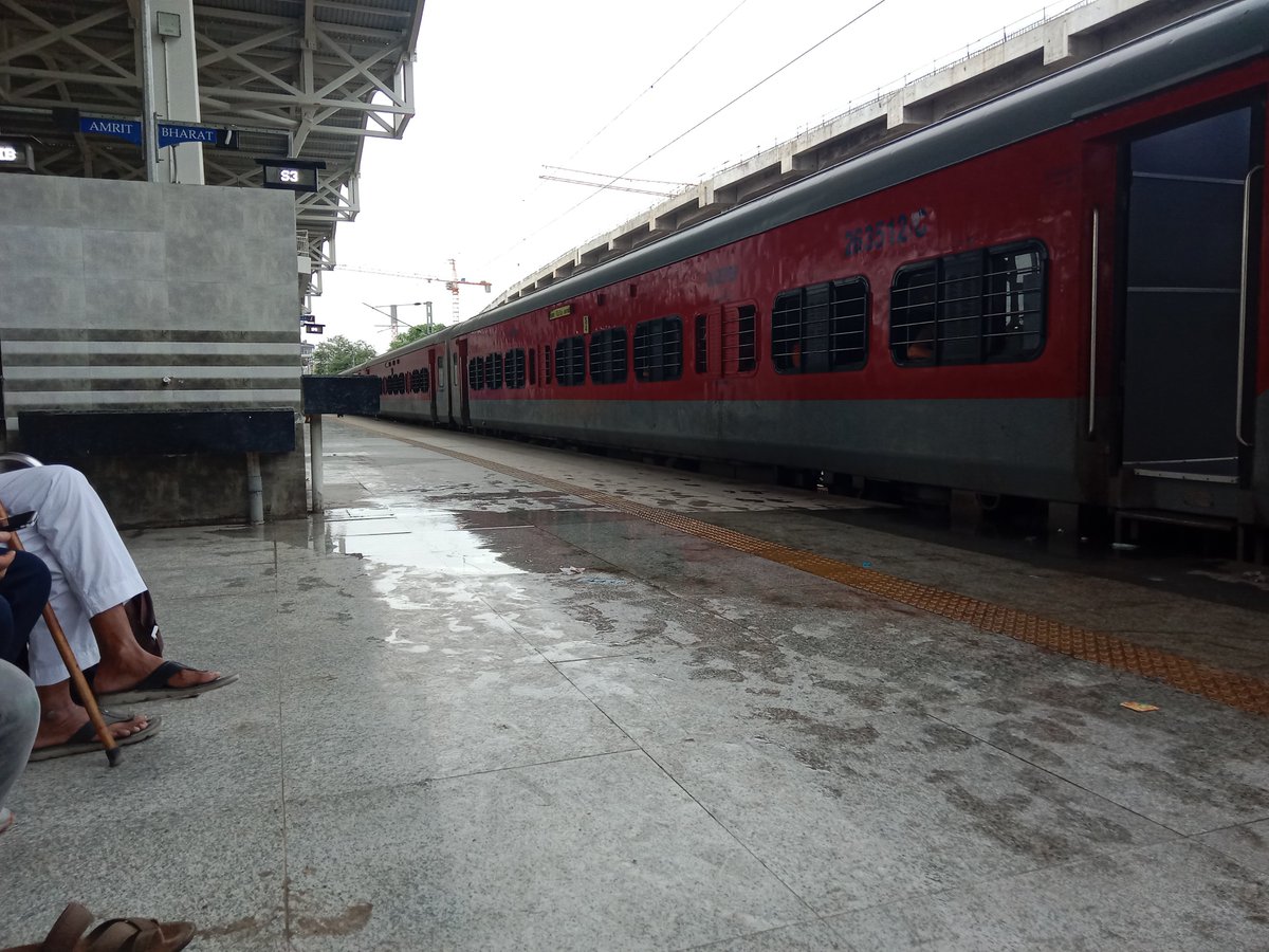 Jitendra_aal's tweet photo. Sabarmati BG 
रेलवे स्टेशन प्लेटफार्म नंबर 7 पर पानी की नल टूटने के कारण प्लेटफार्म पर पानी का जमाव होने के कारण पूरे प्लेटफार्म पर पानी फैला हुआ है जिसमें यात्रियों को यात्रा करने में कठिनाईयो का सामना करना पड़ रहा है। कृपया इसका निस्तारण करें। धन्यवाद
@WesternRly
@RailwaySeva https://t.co/z0kyUEotKx