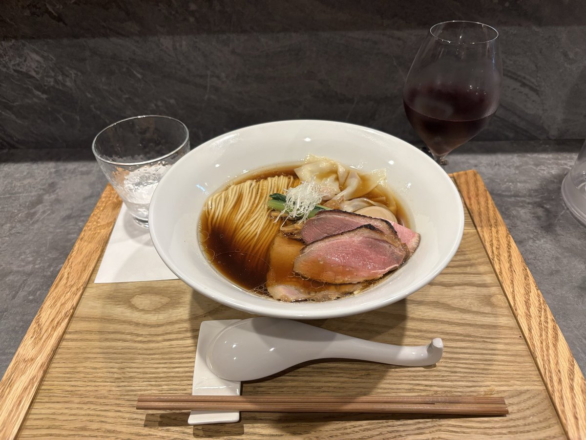 masakaz737's tweet photo. RAMEN MATSUIの予約が取れたので訪問。浅草のみつヰのような深みのあるスープに鴨肉が入ってて上品な味で美味しかったです。ただ予約料500円、特製醤油ラーメン1,800円、本日の赤ワイン1,000円で3,000円超えはなかなかのお値段。 https://t.co/oiyHMQbH7x