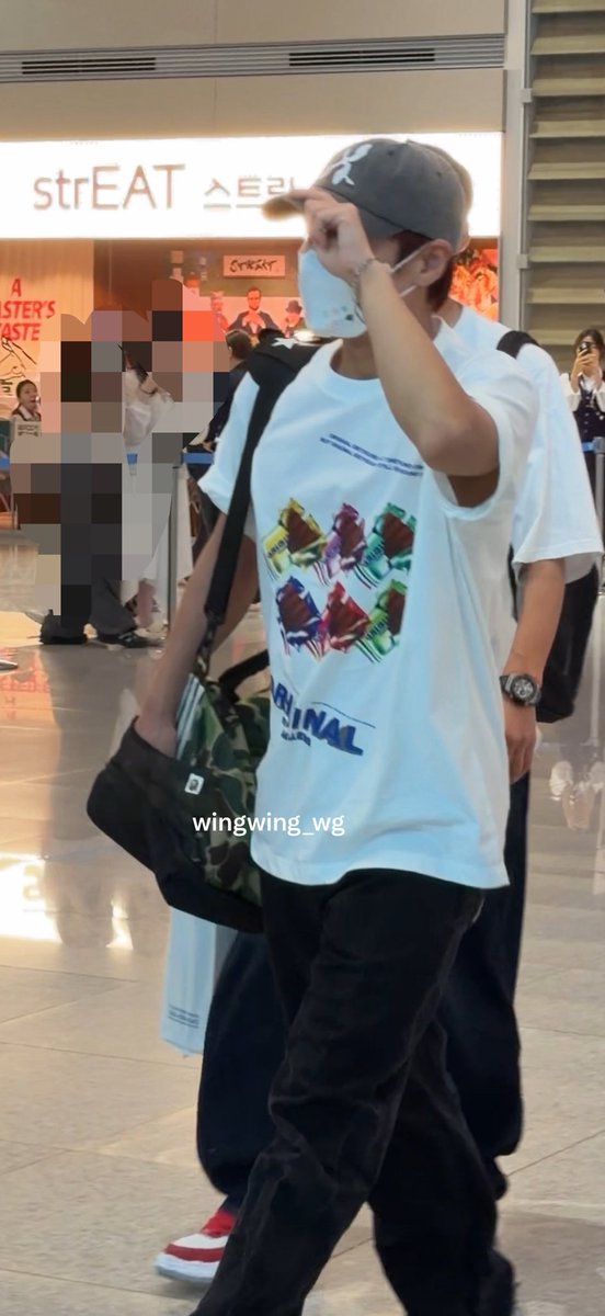wingwing_wg's tweet photo. 가방에 손 넣고 귀국해떠요~
#박지훈 https://t.co/nhc3YwijoH