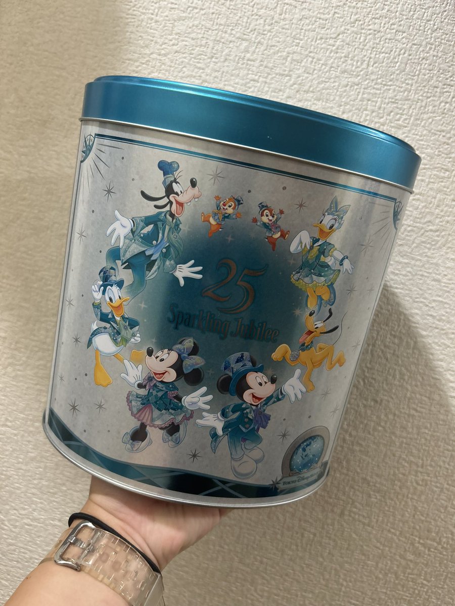 repkintencho's tweet photo. ディズニーシー２５周年🥰
念願の袋買えた🛍️
夏休み最後の思い出になったね✨

#disneysea 
#anniversary https://t.co/tRCiWuFRNt