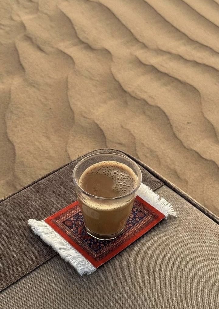 AdabOman's tweet photo. "إن كان شيءٌ عكّركْ
فعليك بالشاي الكركْ
فارشفه واستمتع به
ستراه مــا همـًا ترك"

#صباح_الخير ☀️ https://t.co/b02isQAg2C
