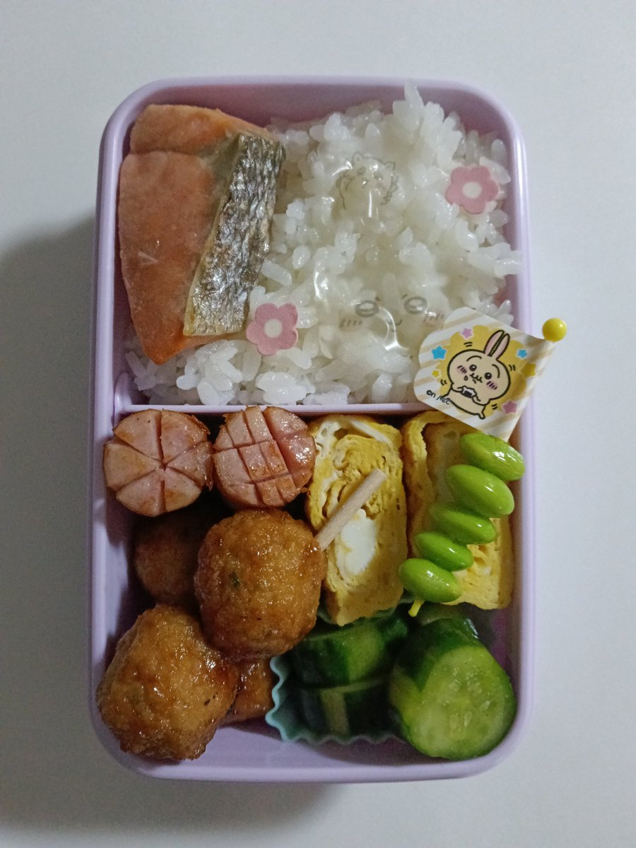rie_plum's tweet photo. おはようございます😊✨
本日の学童弁当でございます✨
なんと‼️娘から明日はお弁当なしでいいと言われ、なんでか聞いたら明日は学童へ行かないそう。
そ、そうなのか…ウム…💦
いきなりの終了だが…明日のお昼ご飯のおかずは作らなきゃ…😭
くそ…終わってないぜ…

#学童弁当
#今日でお弁当終わり https://t.co/3buyy1SSfC