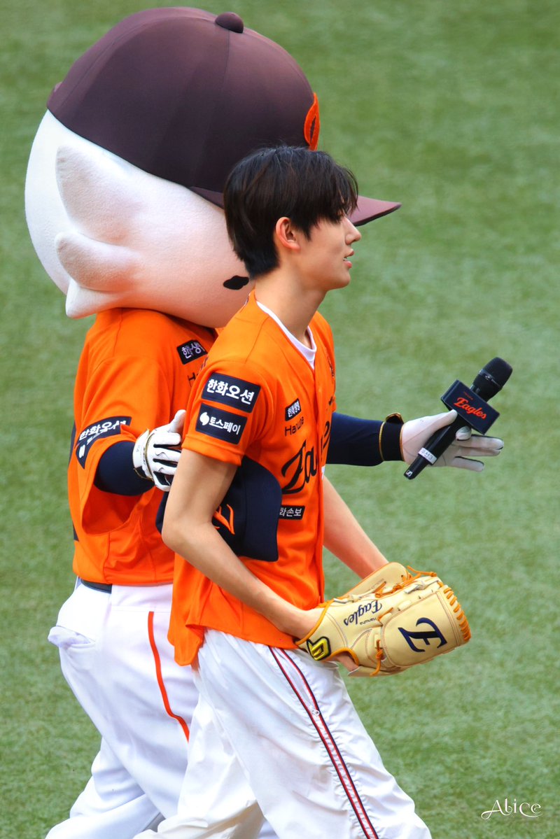 AliceHarrt_0113's tweet photo. 260830 

#EOMStrikesFirstPitch
#대전의아들성현
#SEONGHYEON #성현
#CORTIS #코르티스 https://t.co/yRNvVvhvuY