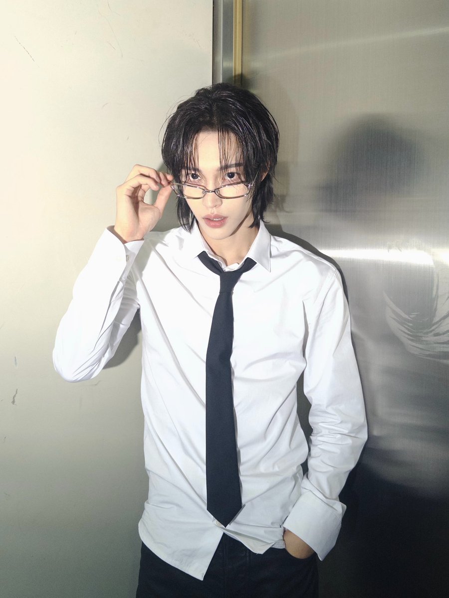 WonbinIssue's tweet photo. hi selamat hari senin lagi pada apa kalo boleh tau? kalo aku kerja.. udah keren belum outfitnya.. :-) https://t.co/oEb1HPy1vx
