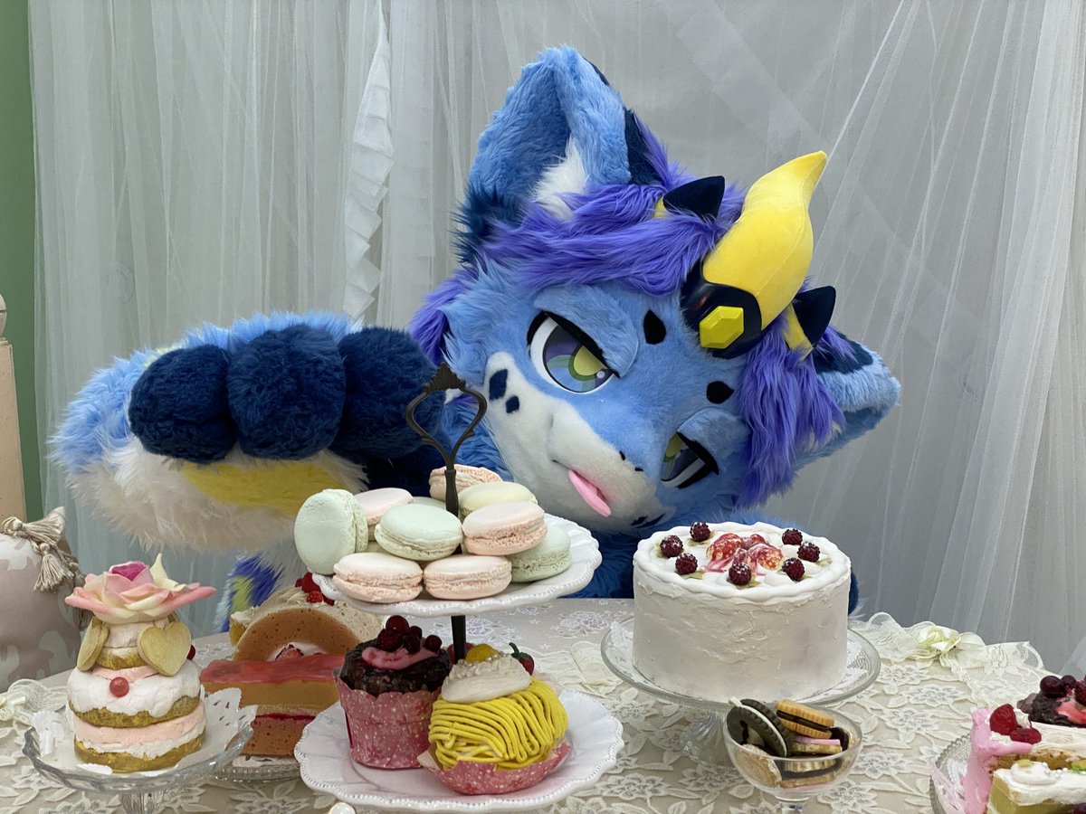 Kou_IceDragon's tweet photo. おかし...!
一つくらい食べでも...バレないよね...?
#ケモノをみて今週もがんばりマンデー https://t.co/NVRGUBaNIe