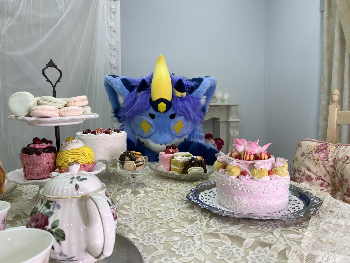 Kou_IceDragon's tweet photo. おかし...!
一つくらい食べでも...バレないよね...?
#ケモノをみて今週もがんばりマンデー https://t.co/NVRGUBaNIe