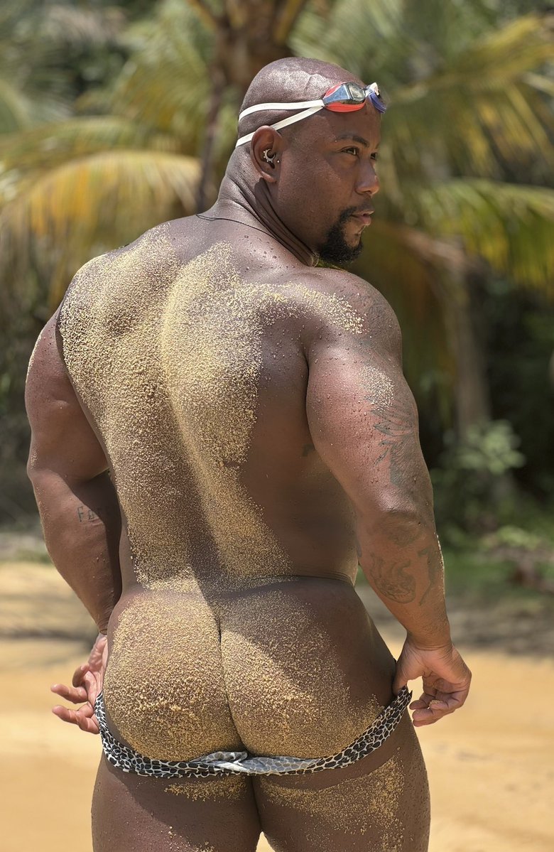 male_hotbooty's tweet photo. - #TEAMMaleHotBooty is with the boys at the #pool / #beach 🍑☀️ @oxebodybuilder #woof https://t.co/FEu7F5O9zA