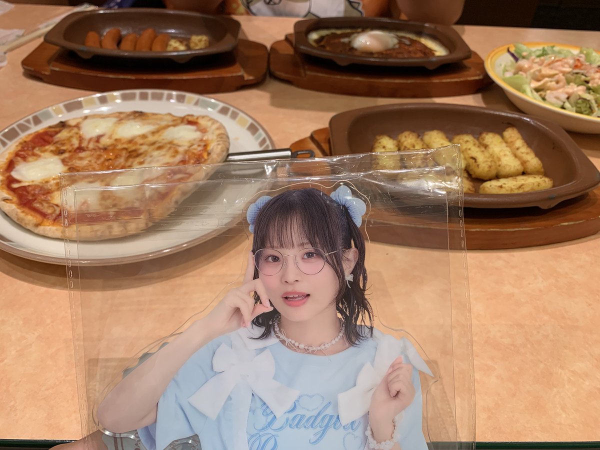 HINA_LEVORG's tweet photo. お昼はサイゼリヤでいただきます♪♪

ひーちゃん、マルゲリータピザとポテトだよ…🌸🐣
美味しそうだね🙏✨ https://t.co/ndbMMihDkU