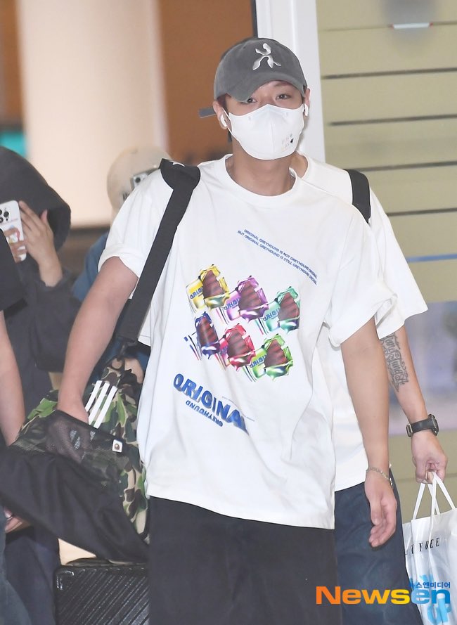 parxmato's tweet photo. 260831 #박지훈 인천공항 입국 기사사진 https://t.co/eIkn7EJqld