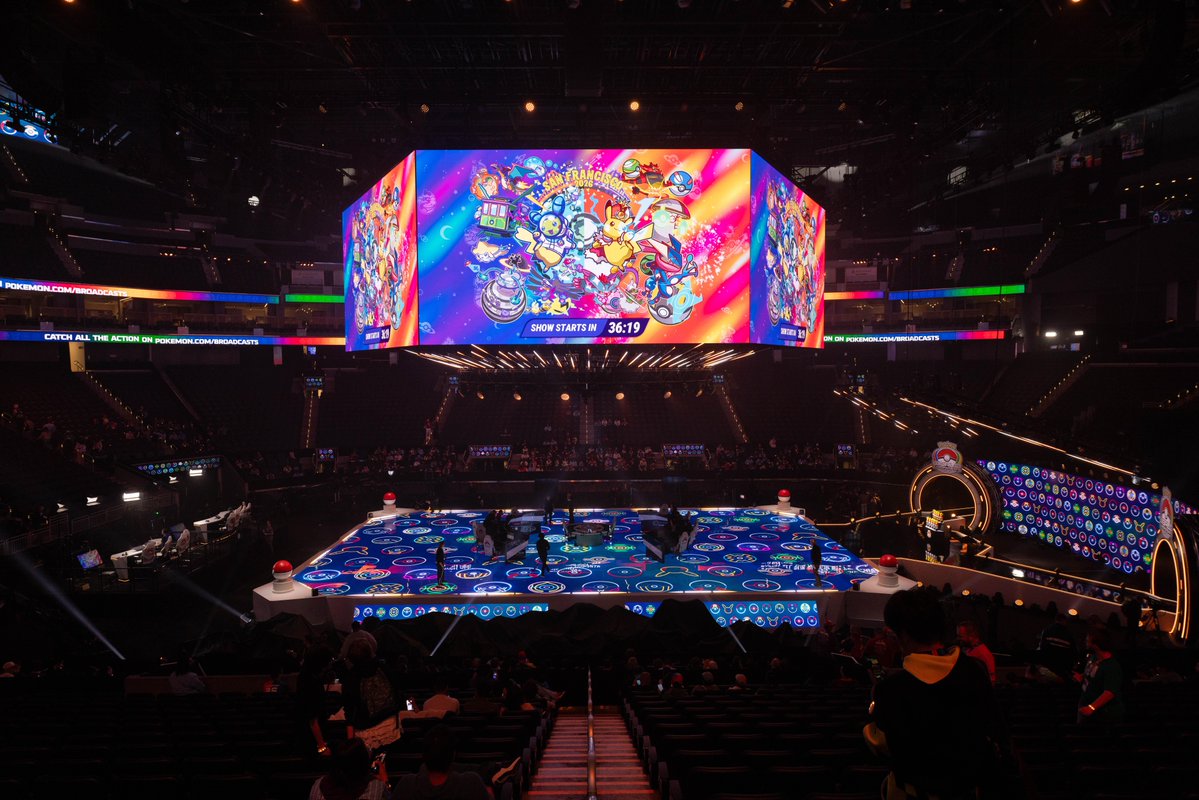 Pokemon_cojp's tweet photo. 3日間に渡ってアメリカ・サンフランシスコで開催された「ポケモンWCS2026」がついに閉幕！
このあと閉会式のようすをお届けするよ。
最後まで見逃さないでね！
https://t.co/JtBD8zH6aD #PokemonWorlds #PokemonXP https://t.co/jc3xLhFJdV