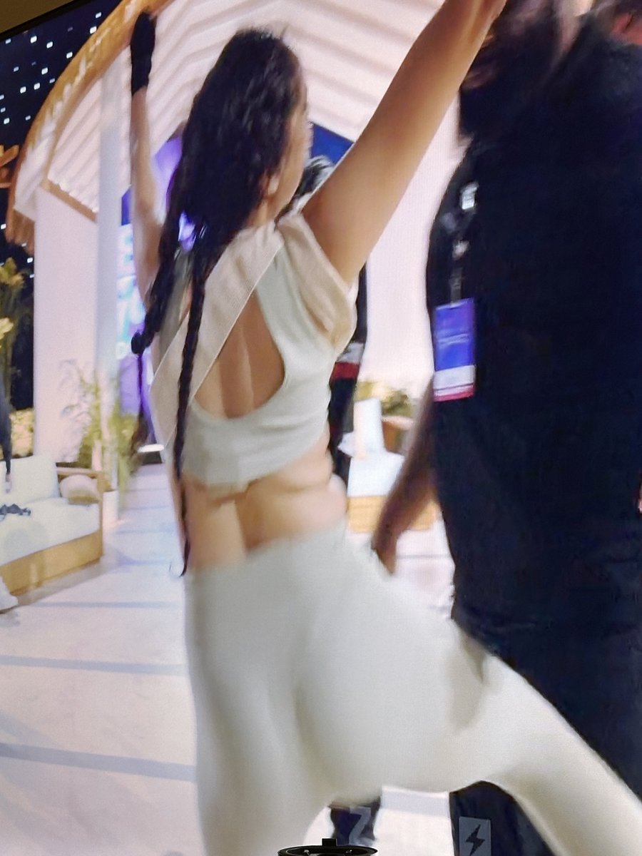 LikkleMsChunLi's tweet photo. This dumbass hoe forgot she was “hurt”, went from twerkin to fakin 🤦🏽‍♀️🤣🤣
#baddiesgonewildreunion #baddiesgonewilddr https://t.co/LjixNLfUgg