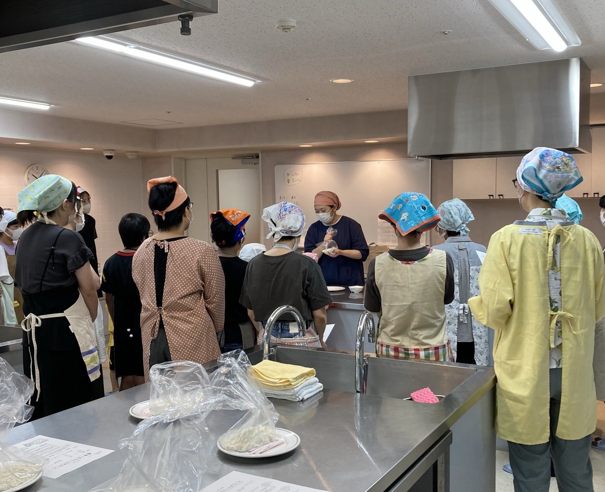 rapika_pvk's tweet photo. おやつのもくべの近藤有花さんを講師にお迎えし「バターのかわりに生クリームでスコーンを作ろう」を開催しました😊
袋の中で全ての材料を混ぜて生地を作り、チョコレート・ドライフルーツ・チーズをトッピングしました‼️オーブンで焼き色がつくまで焼いたら出来上がり🎵 https://t.co/hvGkuBdCnt
