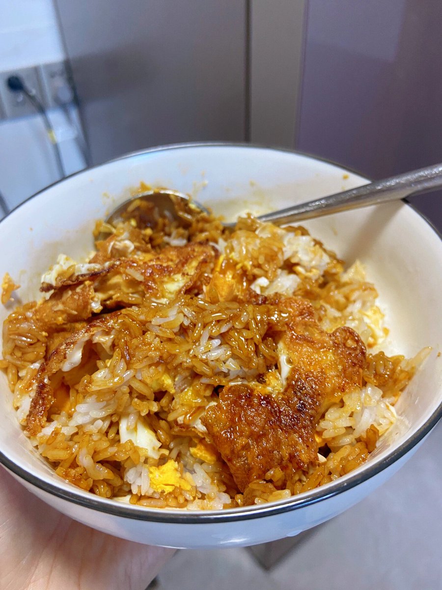 iism1102's tweet photo. 今天用剩米饭做了超香的酱油蛋炒饭，加了脆口的青豆，5分钟搞定，配冰可乐绝了！ https://t.co/mxXNRgphdT