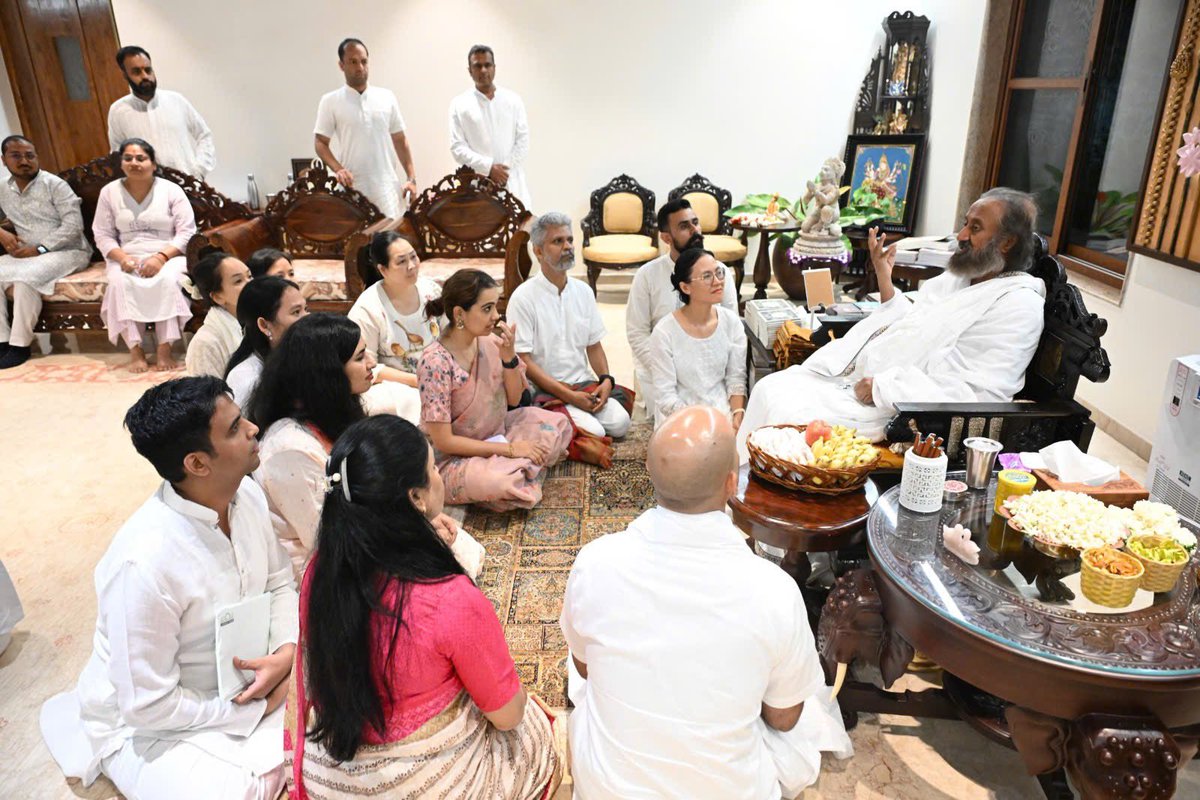SwarupChattrjee's tweet photo. All our amazing teachers from the region gathered, and we experienced a truly blissful time in the divine presence of Pujya @Gurudev Ji.

His very presence is a source of healing for all, and his words inspire us to spread joy and cultivate peace across the world.
He shines as the radiant sun, and we are all illumined by the brilliance of his light. Truly, a life lived in his divine presence is a life most worthy. 🌺