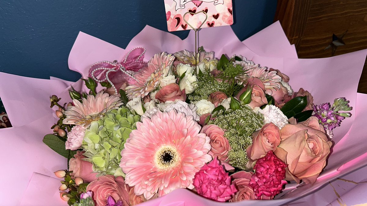 anothertoxic's tweet photo. q vivan los hombres enamorados q son capaz de todo💗 https://t.co/9FCJkdxfNQ