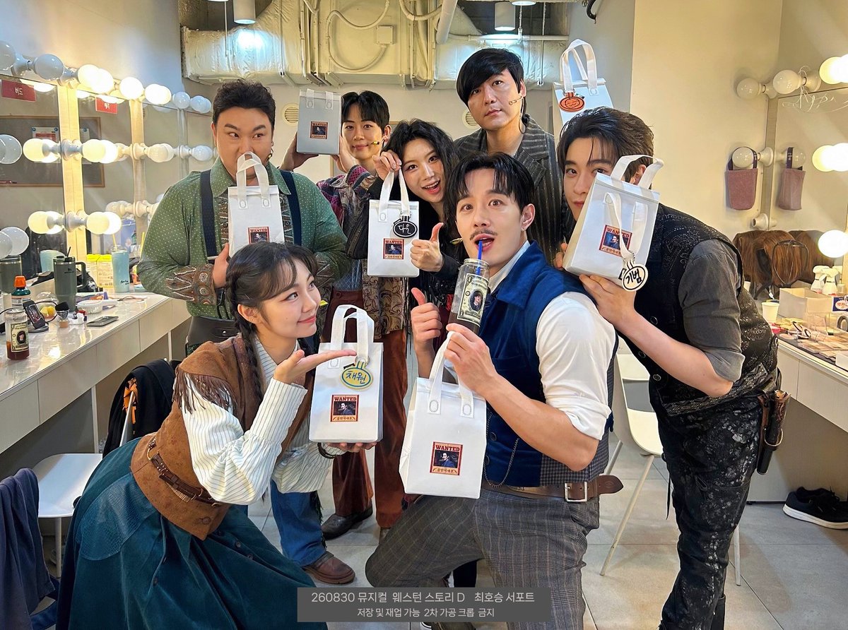 my_jewelry_chs's tweet photo. 260830 뮤지컬 〈웨스턴 스토리〉 최호승 배우님 서포트 

❝ 전설이 그리울 땐 나를 불러
내가 신화 속 주인공 되어 줄게 ❞

𖤐 최호승 배우님과 〈웨스턴 스토리〉 팀을 응원하며
간식 &amp; 음료 서포트를 전달드렸습니다 ◞♡⃛

⋆｡˚✩ ───────────── ✩˚｡⋆ https://t.co/Qyz9yaFh0X
