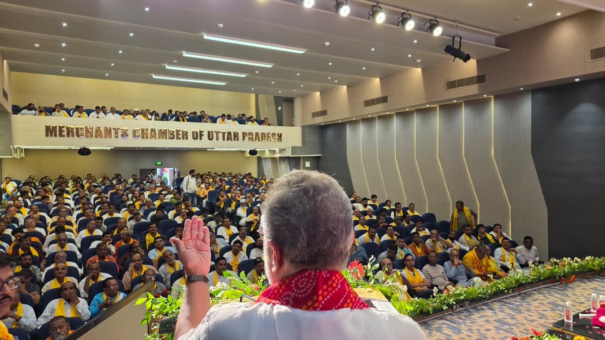 SunilSinghiIND's tweet photo. प्रधानमंत्री जन-धन योजना की भूमिका को रेखांकित करते हुए कहा कि इसने छोटे व्यापारियों, खुदरा विक्रेताओं और रेहड़ी-पटरी वालों को औपचारिक वित्तीय व्यवस्था से जोड़कर समावेशी आर्थिक विकास को मजबूत किया है। साथ ही, @ONDC_Official के DigiDukaan को किराना दुकानों और छोटे व्यापारियों के डिजिटल सशक्तिकरण की दिशा में महत्वपूर्ण पहल बताते हुए कहा कि यह व्यापक बाजार पहुँच, बेहतर प्रतिस्पर्धा और नए व्यावसायिक अवसरों का मार्ग प्रशस्त कर रहा है।

इस अवसर पर चिकित्सा, उद्योग, व्यापार एवं समाजसेवा के क्षेत्र में कानपुर के विकास में उल्लेखनीय योगदान देने वाली विभूतियों को ‘कानपुर रत्न’ से सम्मानित किया।