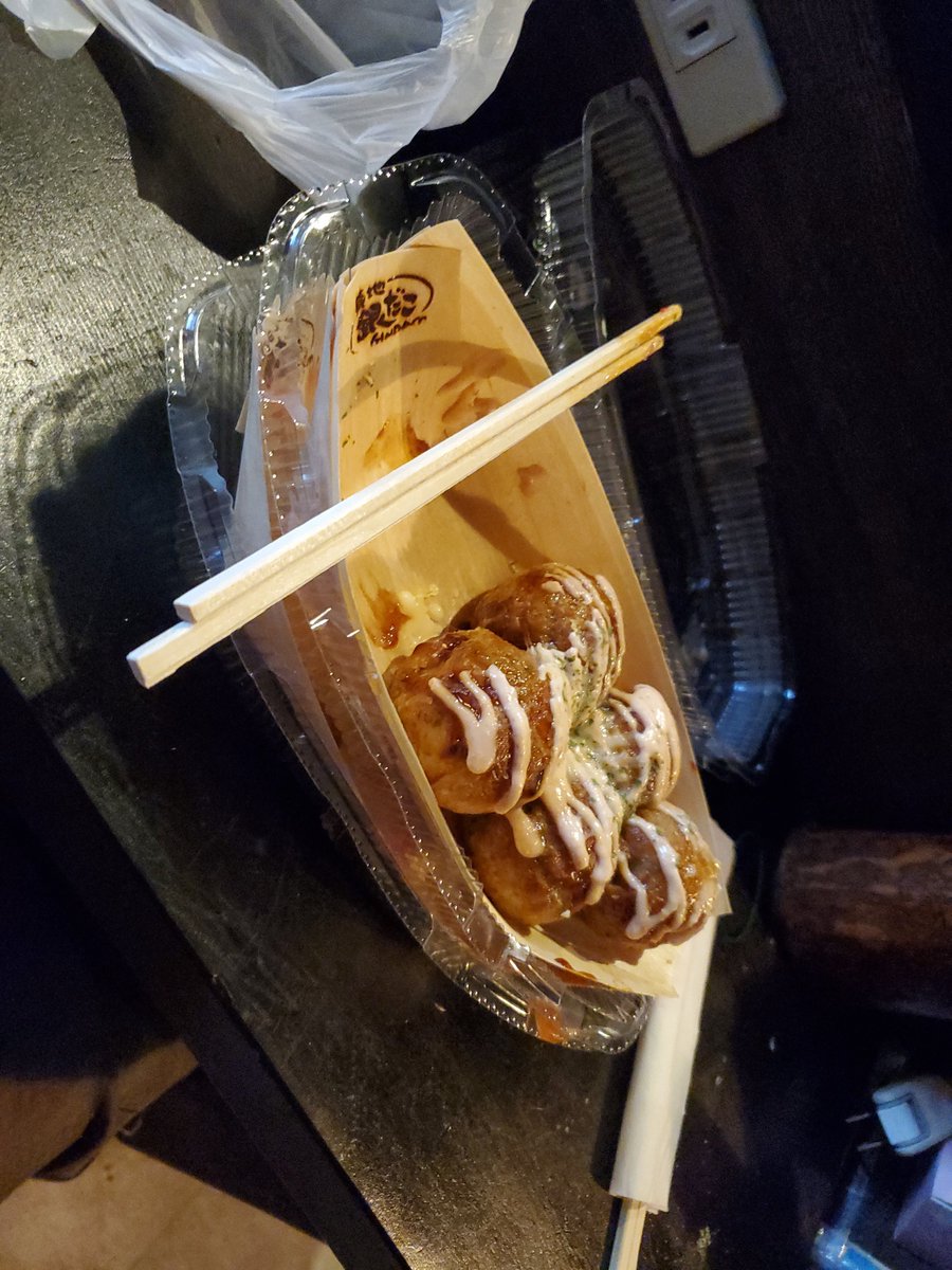 black_Hook_hand's tweet photo. 出勤前に店で銀だこ食べるの最高にハイってやつだァ！ https://t.co/So3lwLQxFM