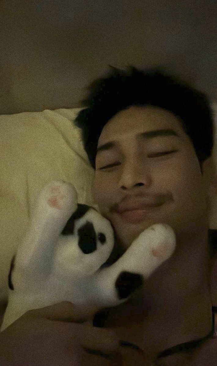 MulliUso's tweet photo. อาโปเขาก็ชอบตุ๊กตา ชอบของนุ่มนิ่มๆมาตั้งแต่ไหนแต่ไรละ เจอเป็นไม่ได้เลย ต้องไปกอดๆบีบๆ ขนาดหมีขาวตัวนิ่มๆยังชอบกอดเลยเนอะ https://t.co/SNnorMzCoO