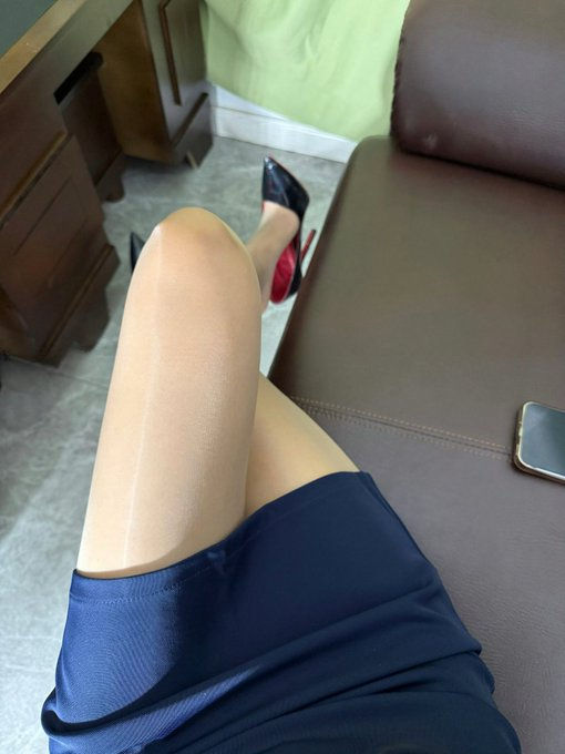 RansoneMic's tweet photo. 一定要黑丝吗 肉丝不是更好？ https://t.co/pmOqD6WZe6
